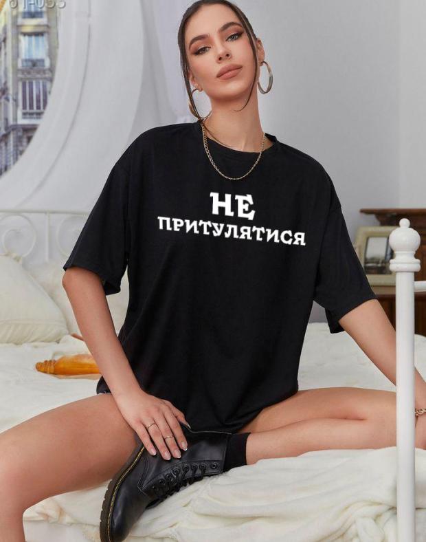 Женская черная оверсайз футболка с модным принтом - Фото 1