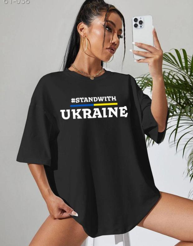 Женская чёрная оверсайз футболка с принтом #STANDWITHUKRAINE - Фото 1