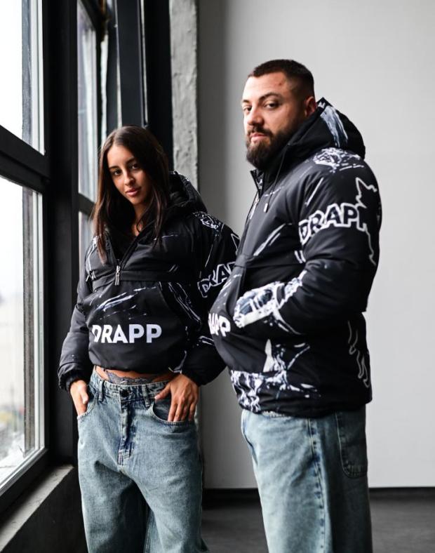 Анорак жіночий чорний утеплений з принтом DRAPP