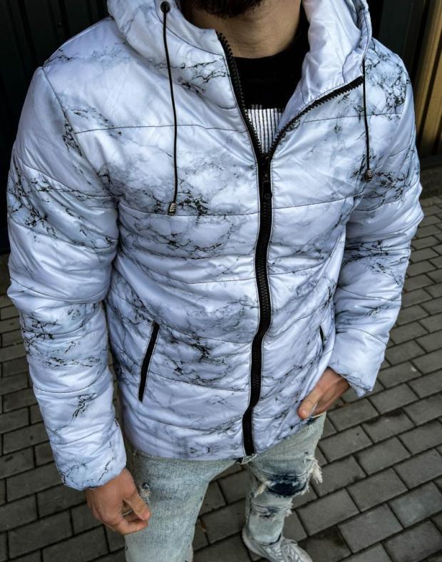 Чоловіча демісезонна куртка з мармуровим малюнком - Фото 1