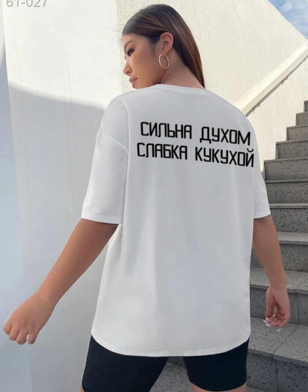 Женская белая оверсайз футболка с принтом - Фото 1