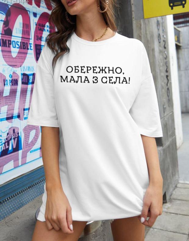 Женская оверсайз белая футболка с принтом - Фото 1