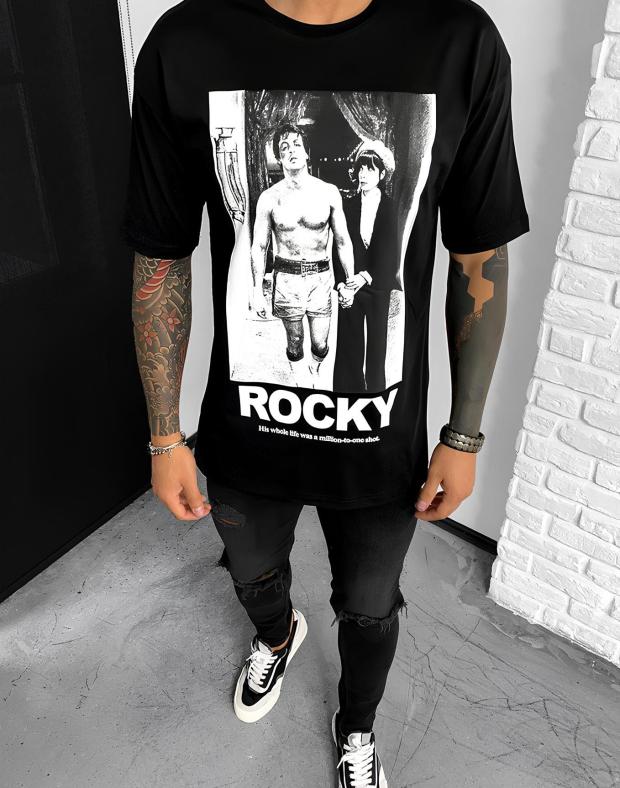 Чёрная мужская футболка оверсайз с принтом Rocky, 100% хлопок - Фото 1