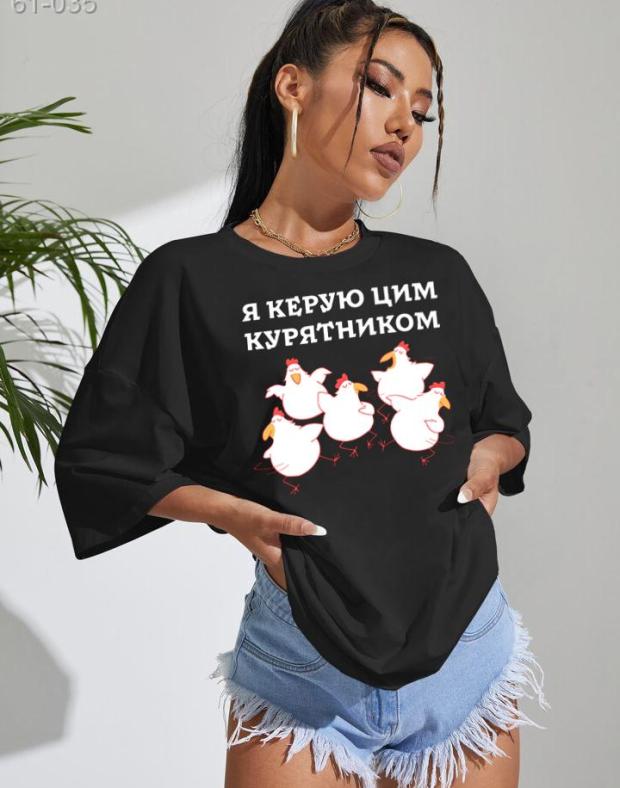 Женская чёрная оверсайз футболка с принтом - Фото 1