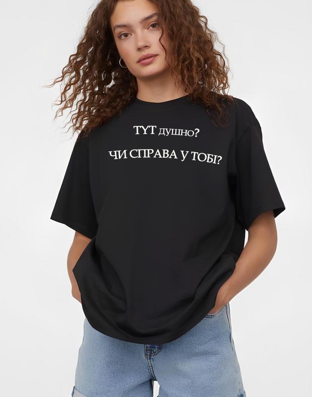 Женская чёрная оверсайз футболка с принтом - Фото 1