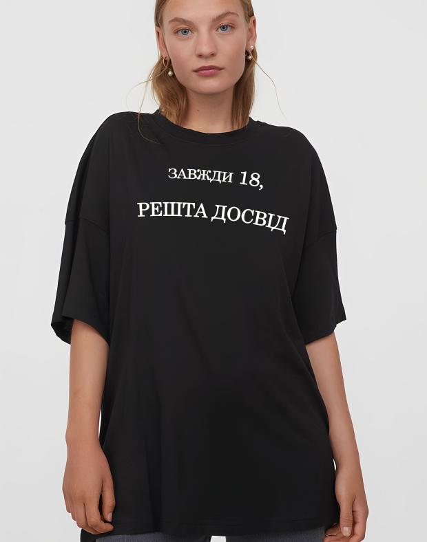 Женская чёрная оверсайз футболка с принтом - Фото 1