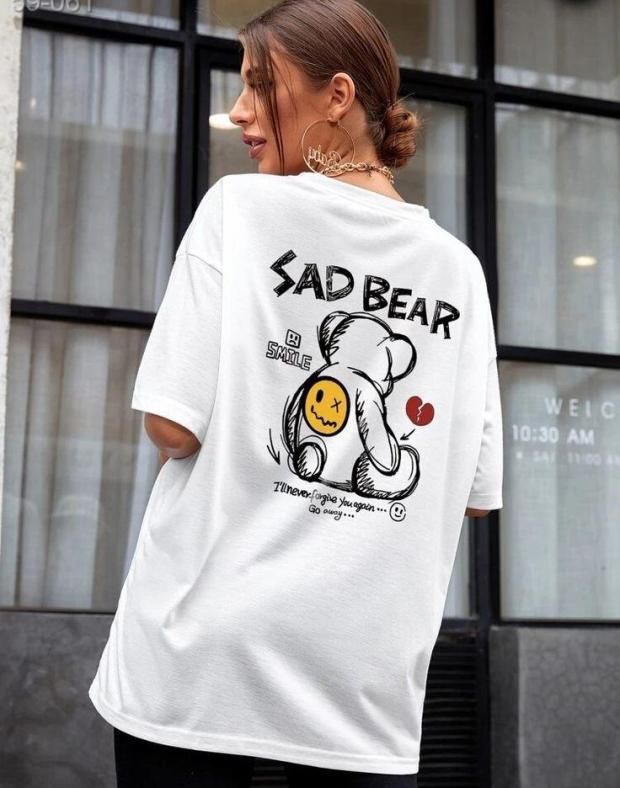 Женская белая оверсайз футболка с принтом 'Sad Bear' - Фото 1