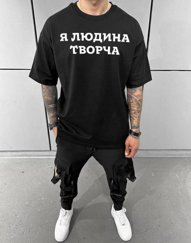 Чёрная летняя лёгкая мужская футболка оверсайз с принтом - Фото 1
