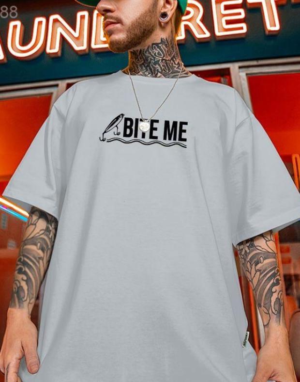 Белая мужская оверсайз футболка с принтом Bite Me, 100% хлопок - Фото 1