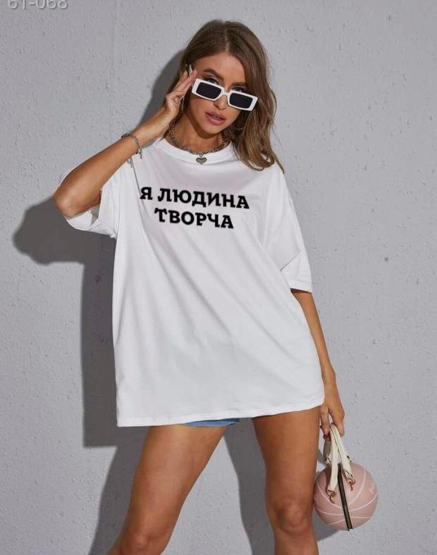 Женская белая оверсайз футболка с художественным принтом - Фото 1