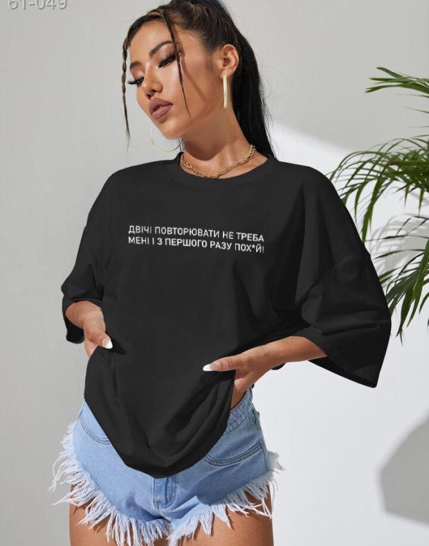 Стильная женская чёрная oversize футболка с принтом - Фото 1