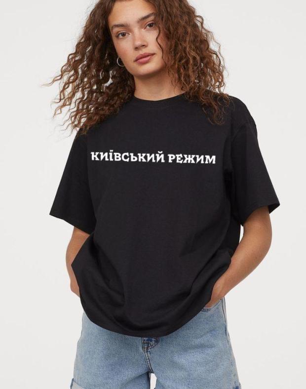 Женская черная оверсайз футболка с принтом - Фото 1