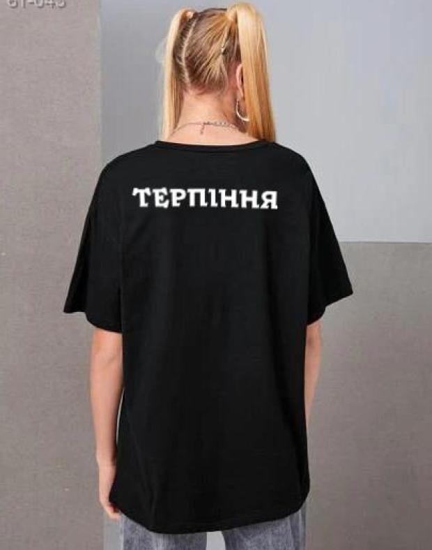 Женская чёрная оверсайз футболка с принтом - Фото 1